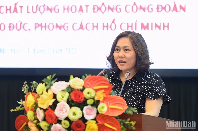 Ủy viên Ban Thường vụ Công đoàn Ban Nội chính Trung ương Trần Thị Hoa tham luận tại tọa đàm. (Ảnh: THÀNH ĐẠT)