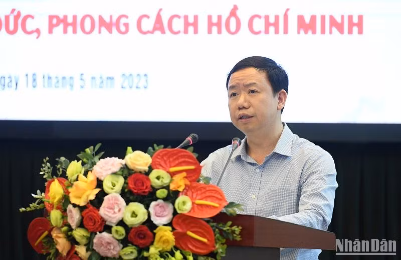 Tiến sĩ Đinh Ngọc Quý tham luận với chủ đề "Tư tưởng Hồ Chí Minh về vị trí, vai trò và sứ mệnh của Công đoàn Việt Nam". (Ảnh: THÀNH ĐẠT)