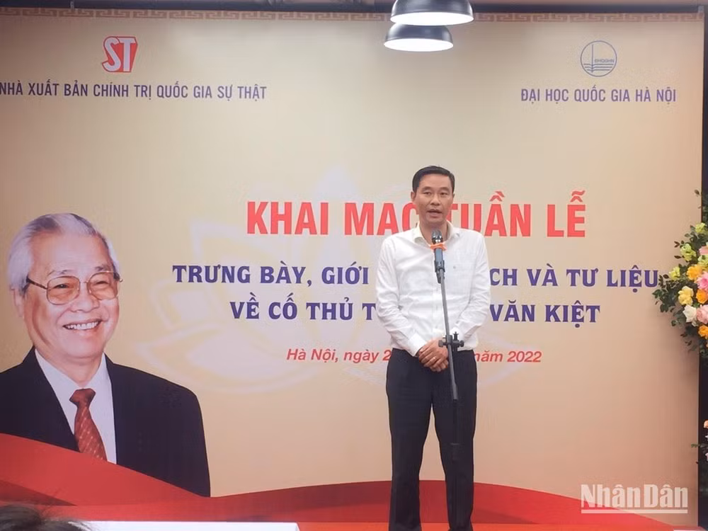 Phó Giám đốc Đại học Quốc gia Hà Nội Nguyễn Hoàng Hải phát biểu tại buổi lễ. (Ảnh: VĂN TOẢN)