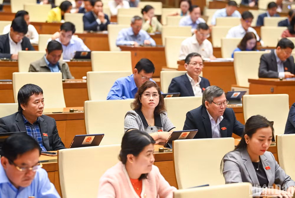 Các đại biểu dự phiên thảo luận ở hội trường sáng 21/11. (Ảnh: DUY LINH)