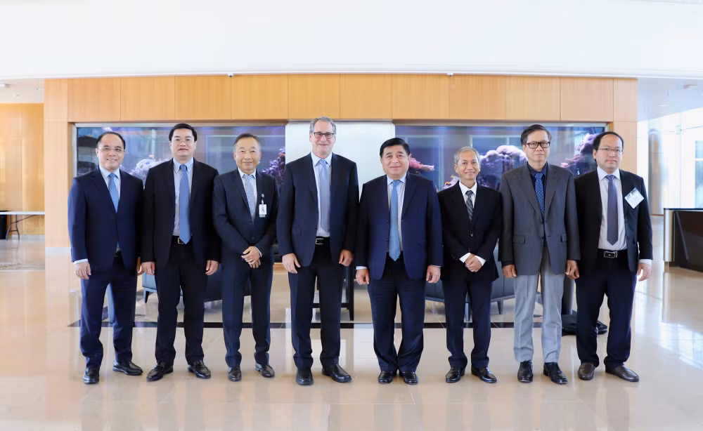 Bộ trưởng Nguyễn Chí Dũng và các thành viên trong đoàn công tác chụp ảnh lưu niệm cùng đại diện Công ty Marvell.