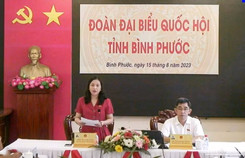 Đại biểu Điểu Huỳnh Sang (Đoàn Bình Phước) đặt câu hỏi chất vấn Bộ trưởng Tư pháp. (Ảnh: DUY LINH)