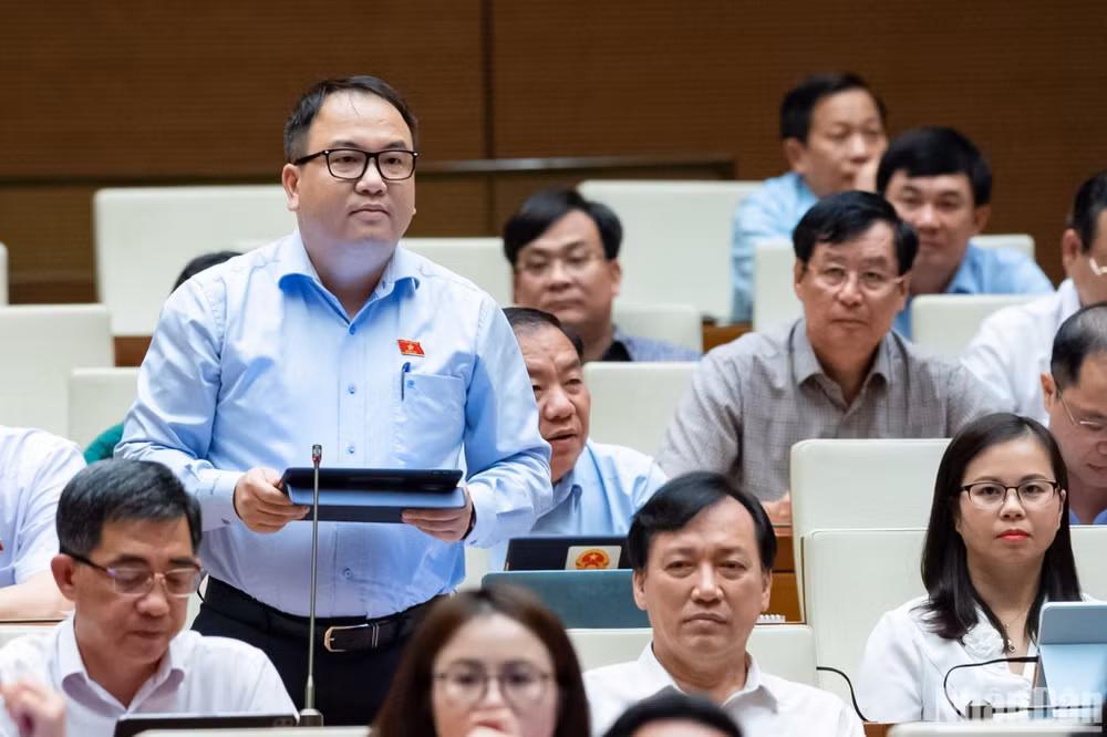 Đại biểu Phạm Trọng Nghĩa (đoàn Lạng sơn) phát biểu ý kiến trong phiên thảo luận ở hội trường về kinh tế-xã hội chiều 31/10. (Ảnh: DUY LINH)