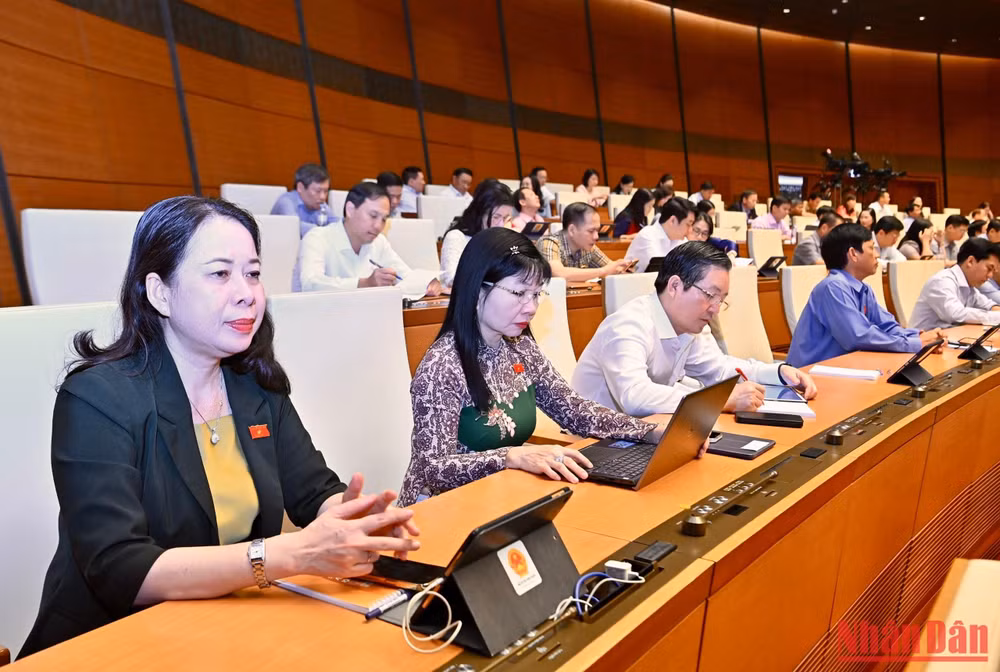 Các đại biểu Quốc hội dự phiên thảo luận ở hội trường ngày 8/11. (Ảnh: ĐĂNG KHOA)