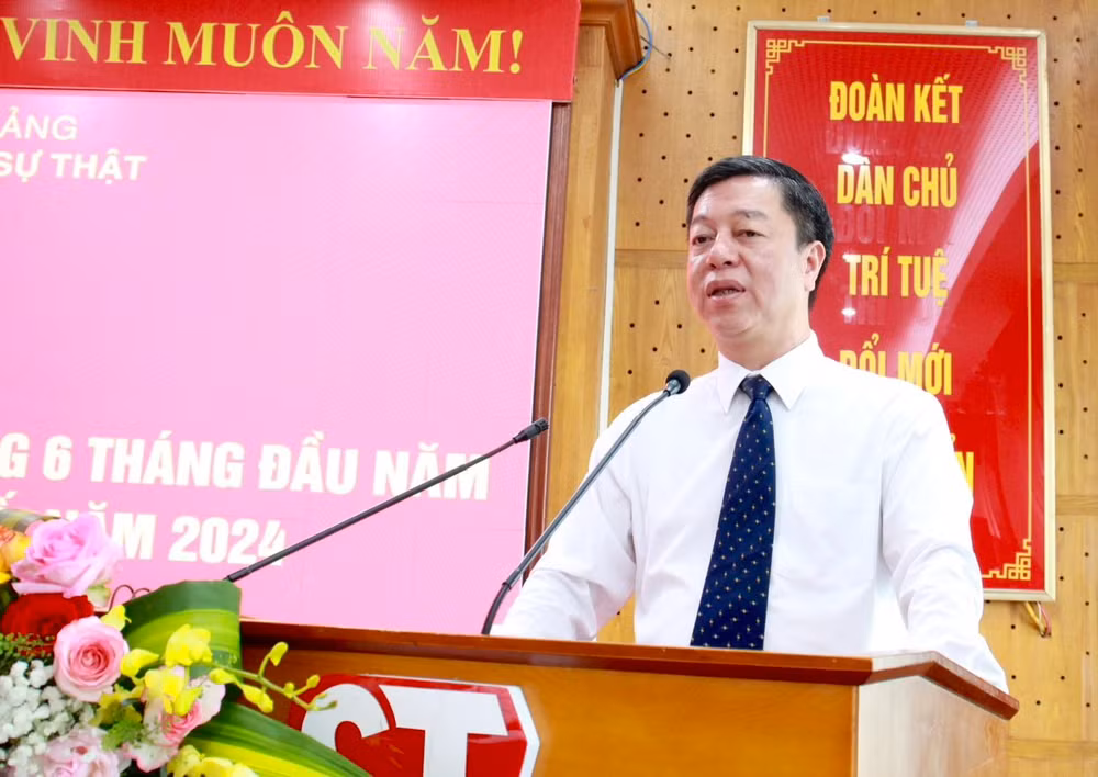 PGS, TS Vũ Trọng Lâm, Giám đốc - Tổng Biên tập Nhà xuất bản Chính trị quốc gia Sự thật phát biểu tại hội nghị.