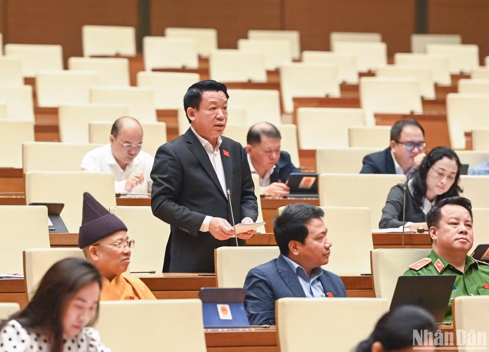 Đại biểu Bùi Mạnh Khoa - Đoàn đại biểu Quốc hội tỉnh Thanh Hóa chất vấn về việc chậm thu hồi tài sản tham nhũng. (Ảnh: DUY LINH)