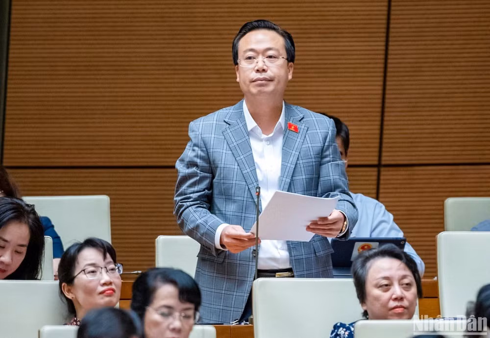 Đại biểu Nguyễn Đại Thắng (đoàn Hưng Yên) tham gia thảo luận ở hội trường chiều 31/10. (Ảnh: DUY LINH)
