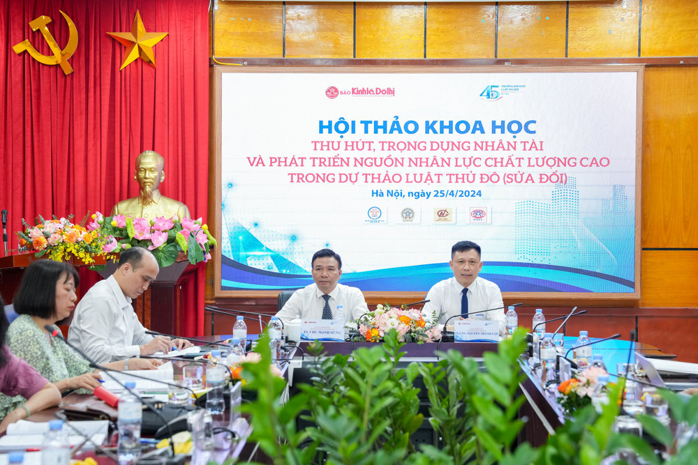 PGS, TS Nguyễn Thành Lợi - Tổng Biên tập Báo Kinh tế và Đô thị và TS Chu Mạnh Hùng, Bí thư Đảng ủy, Chủ tịch Hội đồng Trường Đại học Luật Hà Nội chủ trì hội thảo. (Ảnh: KHÁNH HUY)