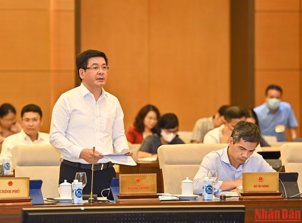 Bộ trưởng Công thương Nguyễn Hồng Diên trình bày Tờ trình về dự án Luật (sửa đổi). (Ảnh: DUY LINH)