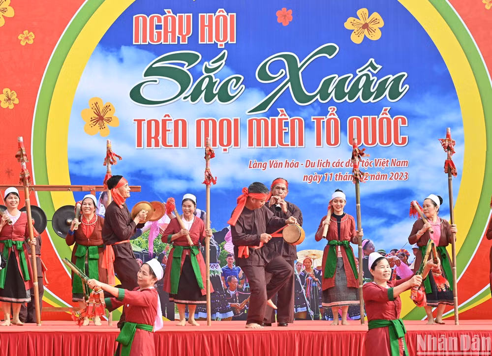 Một tiết mục biểu diễn văn nghệ tại Ngày hội "Sắc xuân trên mọi miền Tổ quốc". (Ảnh: ĐĂNG KHOA)