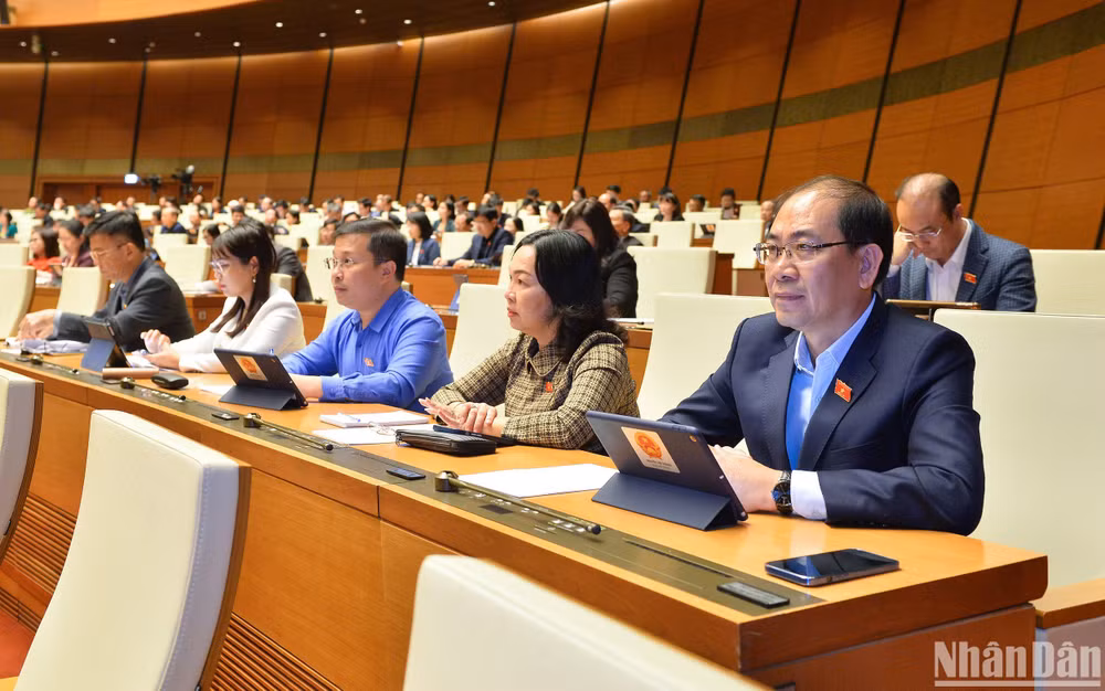 Các đại biểu Quốc hội dự phiên thảo luận ở hội trường về dự án Luật Khám bệnh, chữa bệnh (sửa đổi) chiều 6/1. (Ảnh: THỦY NGUYÊN)