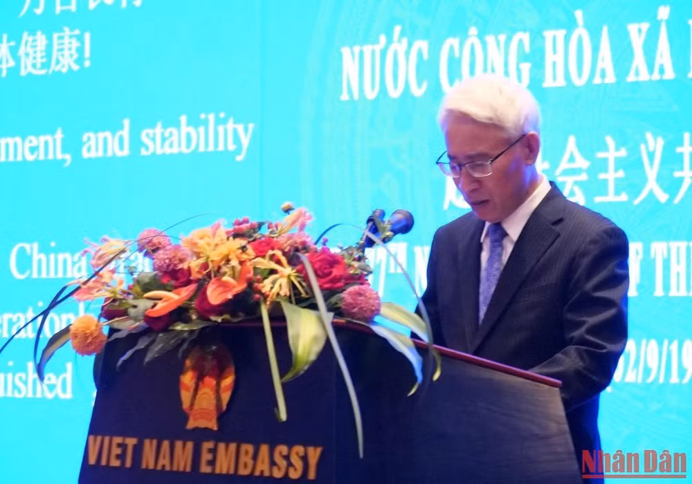 Đại sứ Phạm Sao Mai phát biểu ý kiến. (Ảnh: VI SA)