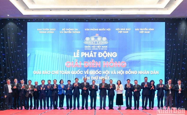 Các đại biểu chụp ảnh lưu niệm tại lễ phát động Giải Diên Hồng ngày 27/12/2022. (Ảnh: DUY LINH)
