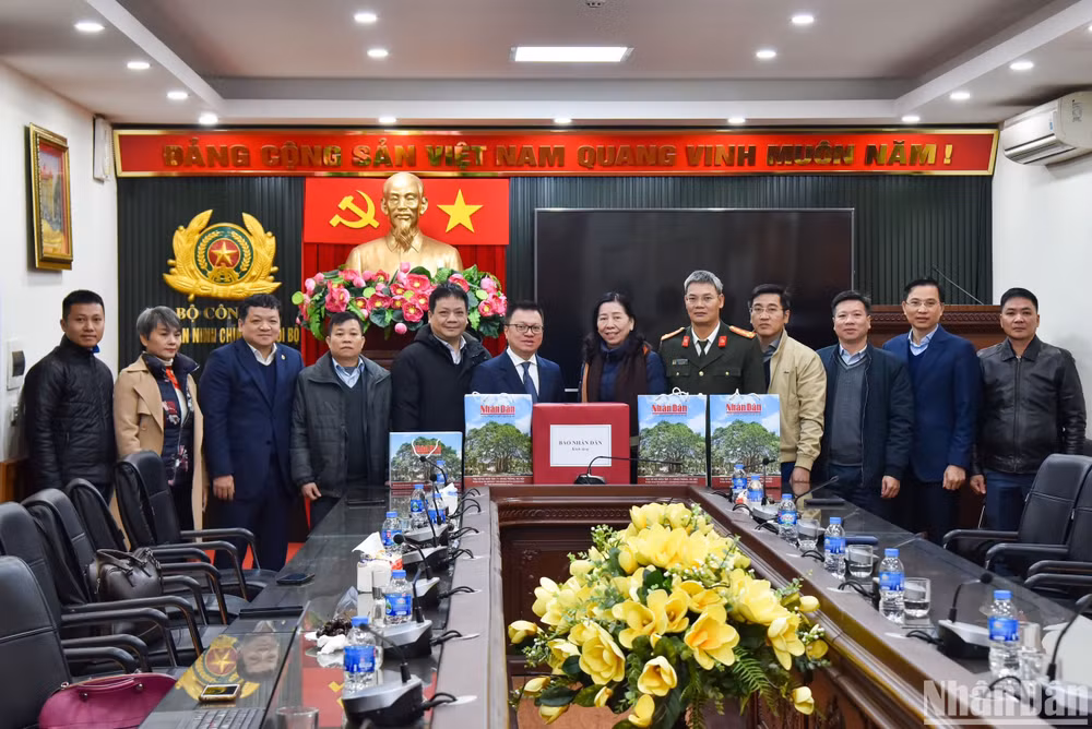 Đồng chí Lê Quốc Minh trao những món quà Tết ý nghĩa từ Báo Nhân Dân đến cán bộ, chiến sĩ Cục An ninh chính trị nội bộ, Bộ Công an. (Ảnh: NHẬT QUANG)