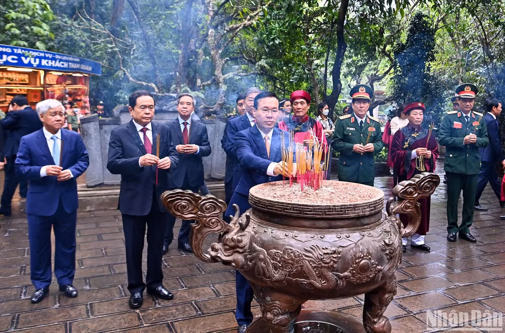 Chủ tịch nước Võ Văn Thưởng và các đại biểu dâng hương tưởng niệm các Vua Hùng tại đền Giếng. (Ảnh: DUY LINH)