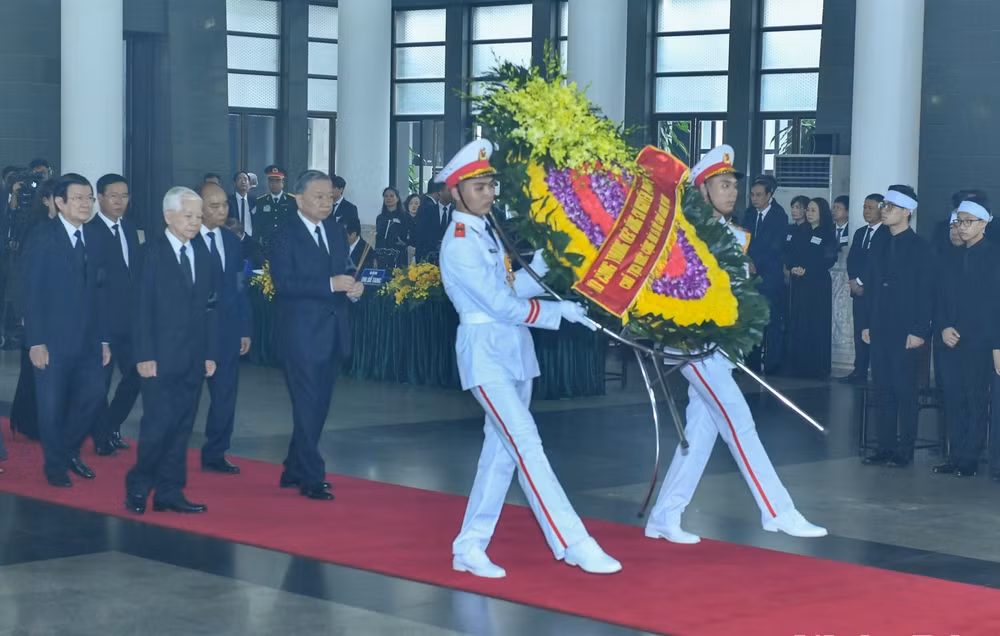 Đoàn Chủ tịch nước do đồng chí Tô Lâm, Ủy viên Bộ Chính trị, Chủ tịch nước làm Trưởng đoàn vào viếng và chia buồn cùng gia đình.