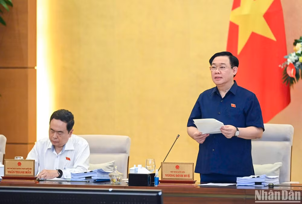 Chủ tịch Quốc hội Vương Đình Huệ phát biểu khai mạc phiên họp. (Ảnh: DUY LINH)