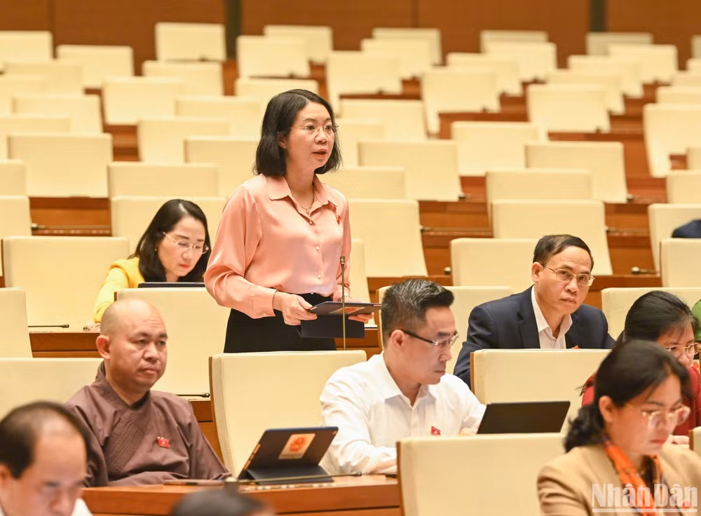 Đại biểu Mai Thị Phương Hoa - Đoàn đại biểu Quốc hội tỉnh Nam Định đặt câu hỏi chất vấn Viện trưởng Lê Minh Trí. (Ảnh: DUY LINH)