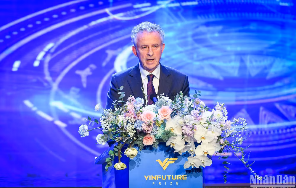 Giáo sư Sir Richard Henry Friend, Chủ tịch Hội đồng Giải thưởng VinFuture phát biểu khai mạc. (Ảnh: THÀNH ĐẠT)