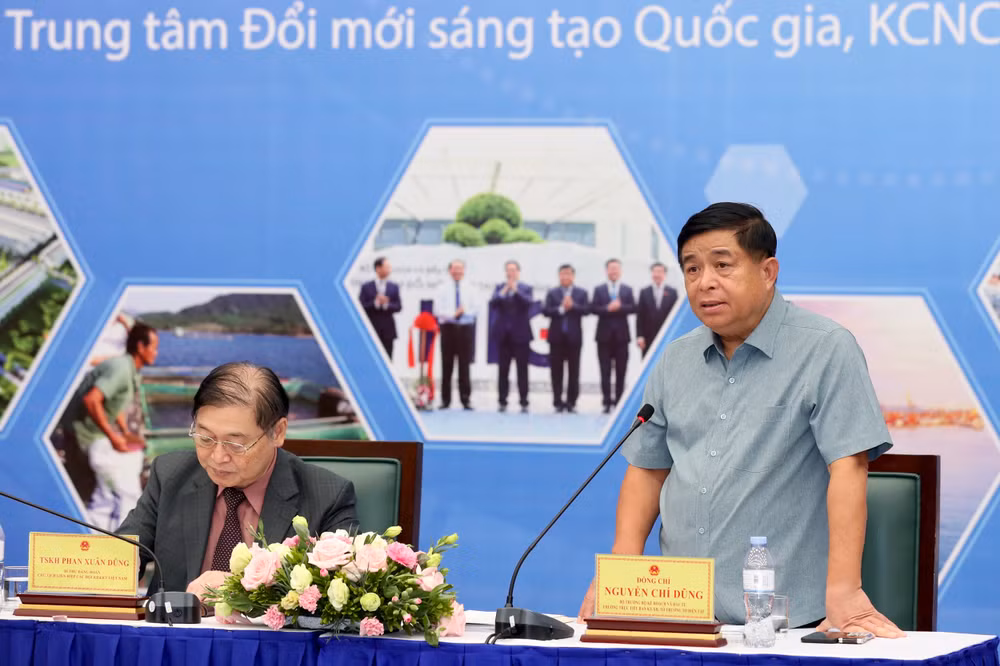 Bộ trưởng Kế hoạch và Đầu tư Nguyễn Chí Dũng phát biểu đề dẫn tọa đàm.