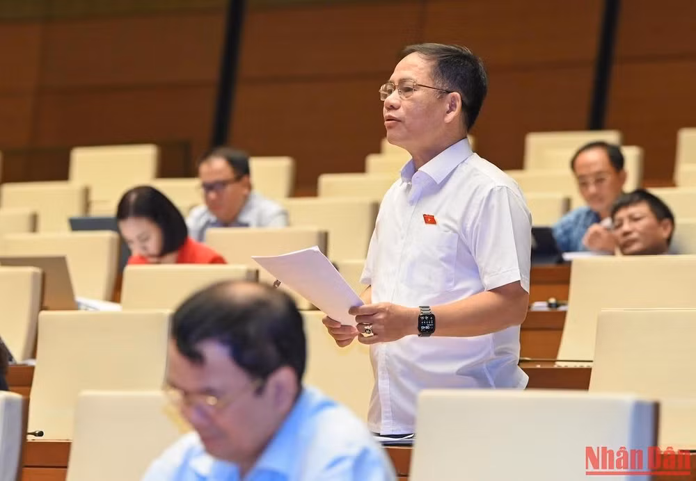 Đại biểu Quốc hội tỉnh Hà Tĩnh Trần Đình Gia góp ý vào dự thảo Luật. (Ảnh: DUY LINH)