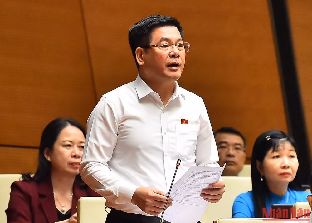 Bộ trưởng Công thương Nguyễn Hồng Diên giải trình vấn đề liên quan đến cung ứng xăng dầu trong phiên họp sáng 5/11. (Ảnh: THỦY NGUYÊN)