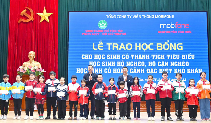 Trao học bổng cho học sinh nghèo hiếu học thành phố Vĩnh Yên.