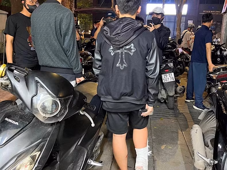 Chân bó bột vẫn tham gia lạng lách, đánh võng.