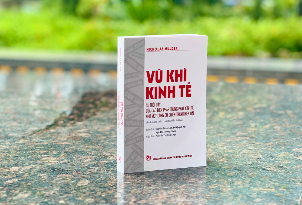 Cuốn sách "Vũ khí kinh tế: Sự trỗi dậy của các biện pháp trừng phạt kinh tế như một công cụ chiến tranh hiện đại" vừa được Nhà xuất bản Chính trị quốc gia Sự thật ấn hành. 