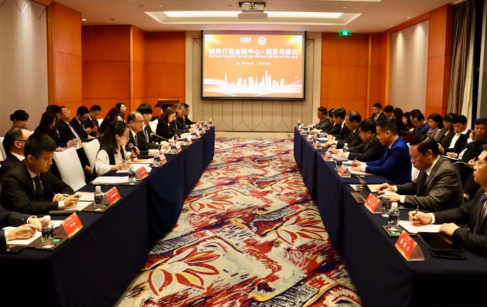 Đoàn công tác của Bộ Kế hoạch và Đầu tư tham dự toạ đàm về phát triển trung tâm tài chính quốc tế.