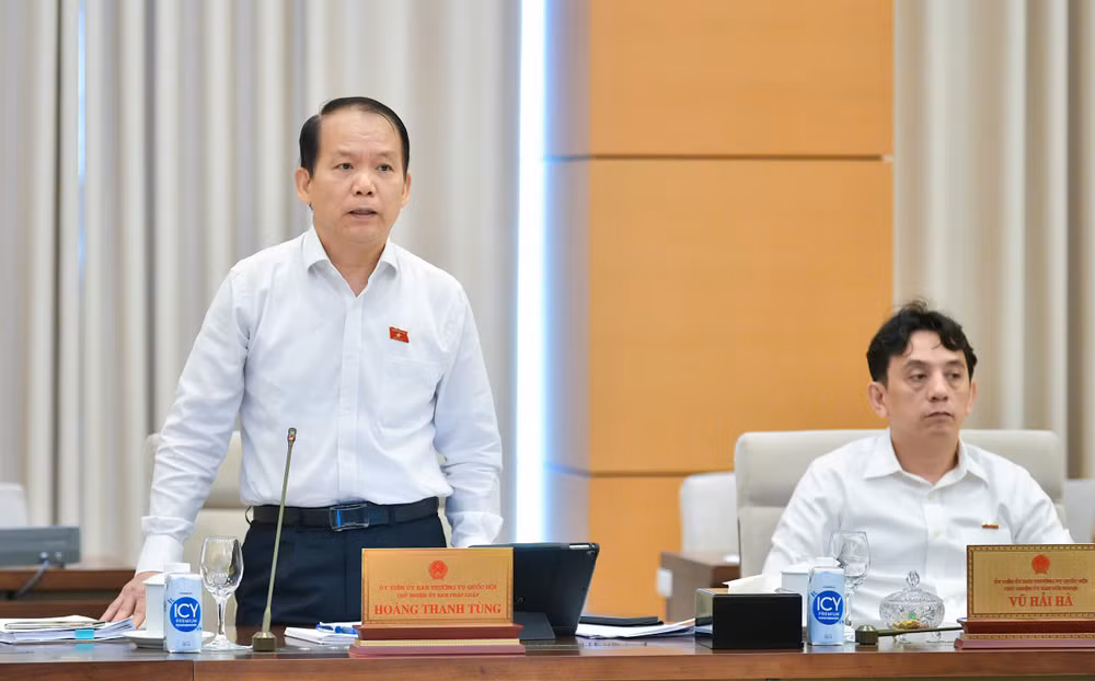 Chủ nhiệm Ủy ban Pháp luật Hoàng Thanh Tùng báo cáo tại phiên họp. (Ảnh: DUY LINH) Chủ nhiệm Ủy ban Pháp luật Hoàng Thanh Tùng báo cáo tại phiên họp. (Ảnh: DUY LINH)