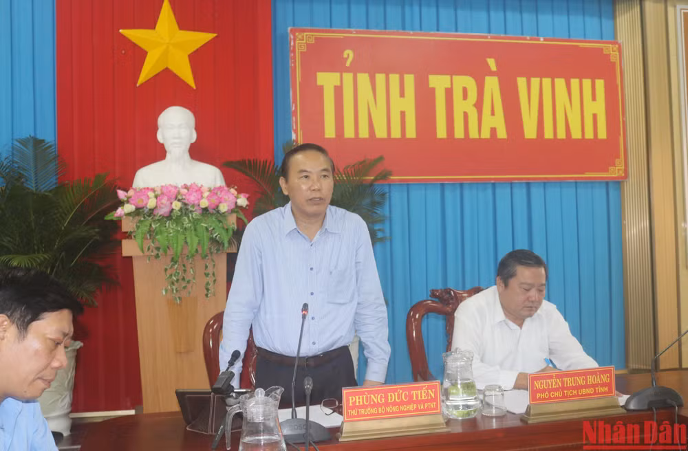 Thứ trưởng Nông nghiệp và Phát triển nông thôn Phùng Đức Tiến phát biểu tại buổi làm việc.