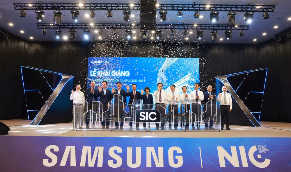 Các đại biểu thực hiện nghi thức khai giảng của “Chương trình Phát triển nhân tài công nghệ - Samsung Innovation Campus (SIC) năm học 2023-2024”.