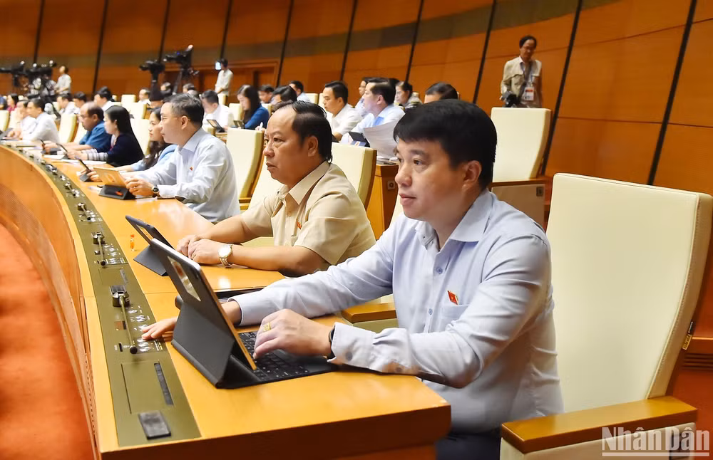 Các đại biểu Quốc hội biểu quyết thông qua Nghị quyết về dự toán ngân sách nhà nước năm 2024. (Ảnh: THỦY NGUYÊN)