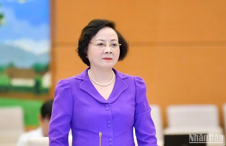 Bộ trưởng Nội vụ Phạm Thị Thanh Trà trình bày Tờ trình của Chính phủ. (Ảnh: DUY LINH)