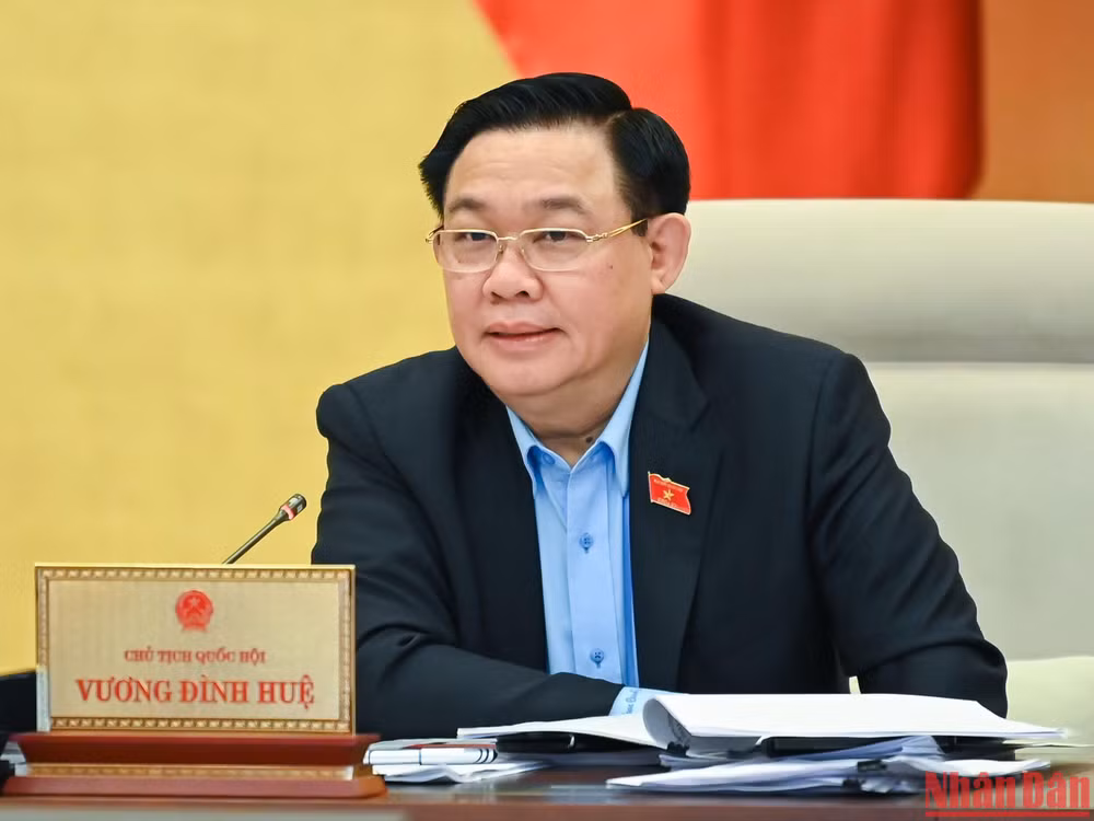 Chủ tịch Quốc hội Vương Đình Huệ tham gia ý kiến thảo luận tại phiên họp.