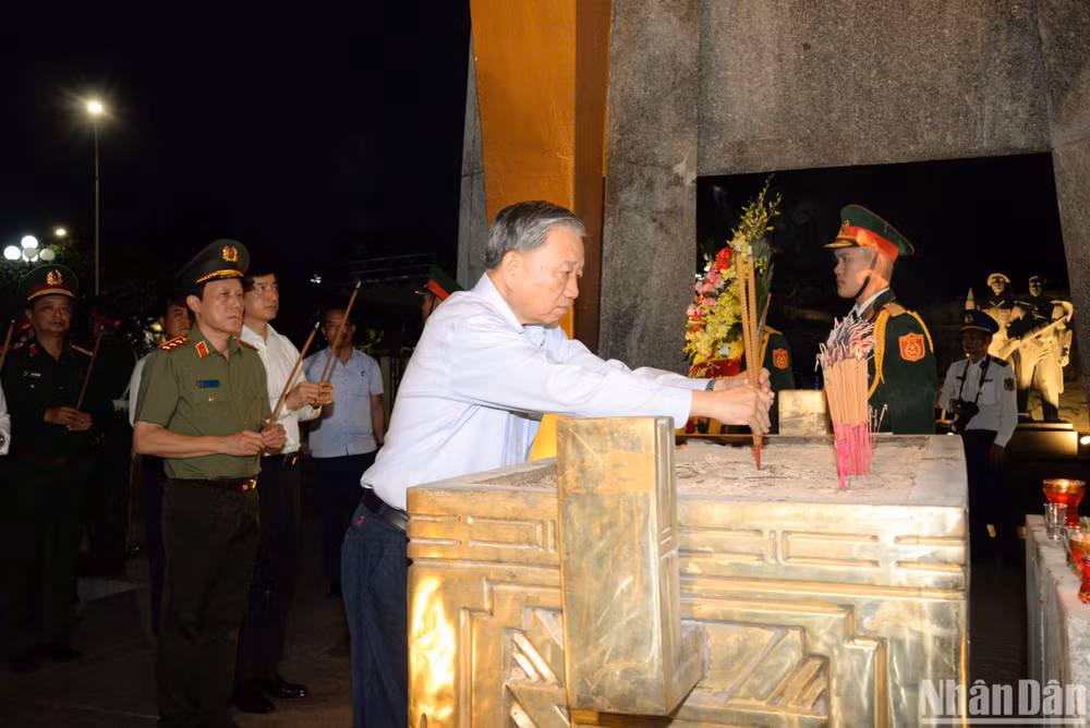 Tổng Bí thư, Chủ tịch nước Tô Lâm dâng hương tại Nghĩa trang Liệt sĩ quốc gia Đường 9. Tổng Bí thư, Chủ tịch nước Tô Lâm dâng hương tại Nghĩa trang Liệt sĩ quốc gia Đường 9.