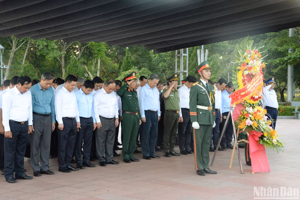 Tổng Bí thư, Chủ tịch nước Tô Lâm và các thành viên trong đoàn dành phút mặc niệm để tưởng nhớ, bày tỏ lòng biết ơn vô hạn, sự tri ân sâu sắc đối với công lao to lớn của các Anh hùng, liệt sĩ. Tổng Bí thư, Chủ tịch nước Tô Lâm và các thành viên trong đoàn dành phút mặc niệm để tưởng nhớ, bày tỏ lòng biết ơn vô hạn, sự tri ân sâu sắc đối với công lao to lớn của các Anh hùng, liệt sĩ.
