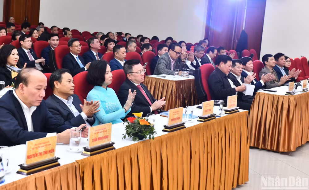 Các đại biểu dự chương trình gặp mặt, tri ân cán bộ ngành y tế. (Ảnh: ĐĂNG KHOA)