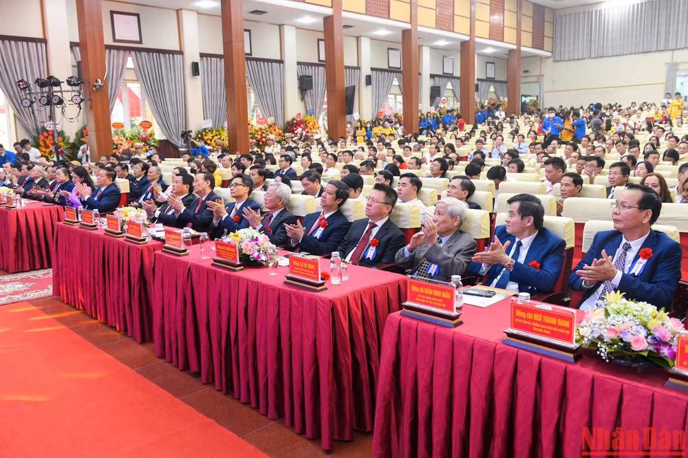 Các đồng chí lãnh đạo Đảng, Nhà nước dự Lễ kỷ niệm.