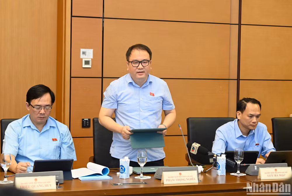 Đại biểu Phạm Trọng Nghĩa phát biểu ý kiến trong phiên thảo luận tổ. (Ảnh: DUY LINH)