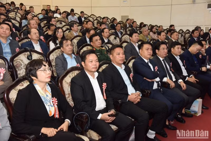 Các đại biểu tham dự hội nghị.