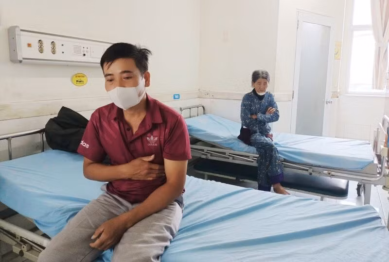 Các nạn nhân bị thương đang được điều trị tại Bệnh viện Đa khoa Trung ương Quảng Nam. (Ảnh: Q.H)