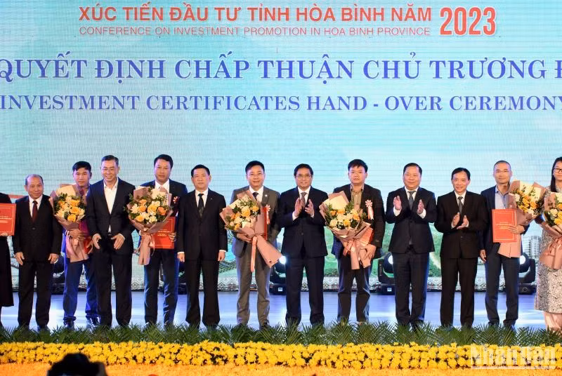 Thủ tướng Phạm Minh Chính chứng kiến trao chứng nhận đầu tư giữa địa phương và các nhà đầu tư.