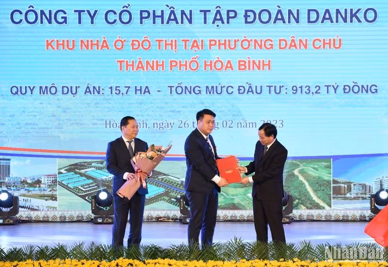Đại diện lãnh đạo tỉnh trao giấy chứng nhận chấp thuận đầu tư cho các doanh nghiệp.
