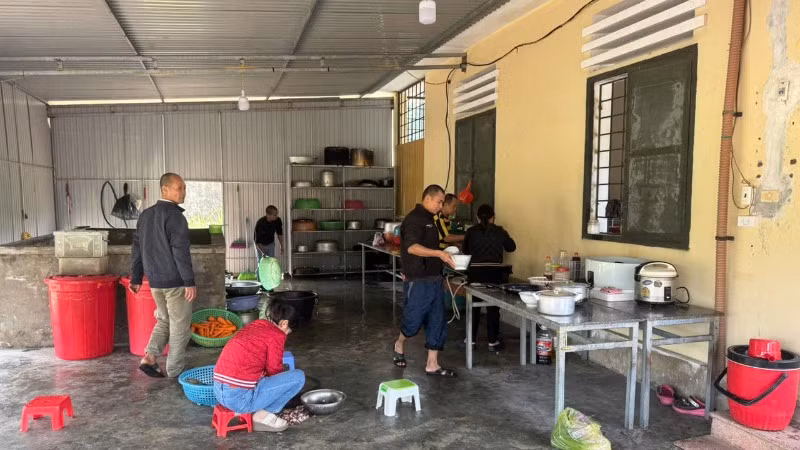 Bếp ăn phục vụ cho hơn 150 người (bao gồm cán bộ quản lý, điều trị và các đối tượng tâm thần) đang được bố trí sơ sài, tạm bợ.