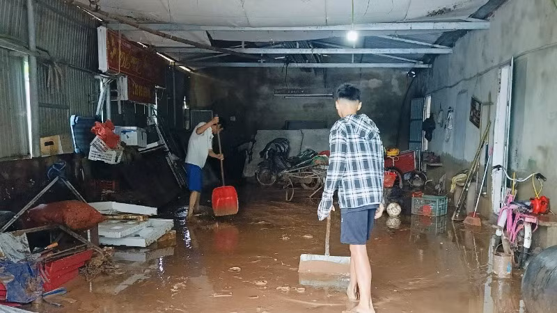 Các hộ dân trên địa bàn Hà Tĩnh chủ động khắc phục những thiệt hại do mưa lũ gây ra.