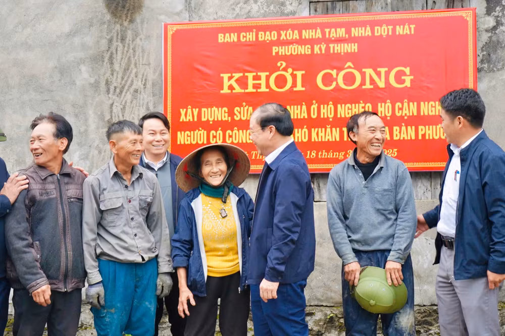 Các tổ công tác của Thị ủy Kỳ Anh thường xuyên bám nắm địa phương, đôn đốc, hỗ trợ bà con đẩy nhanh tiến độ xây dựng, sửa chữa nhà mới.