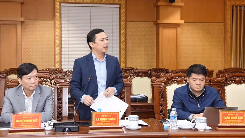Đồng chí Lê Ngọc Châu, Phó Chủ tịch Ủy ban nhân dân tỉnh báo cáo Đề án thành lập Trung tâm Bảo vệ, chăm sóc sức khỏe cán bộ tỉnh trực thuộc Sở Y tế tại cuộc họp của Ban Chỉ đạo tỉnh Hà Tĩnh tổng kết việc thực hiện Nghị quyết 18-NQ/TW.