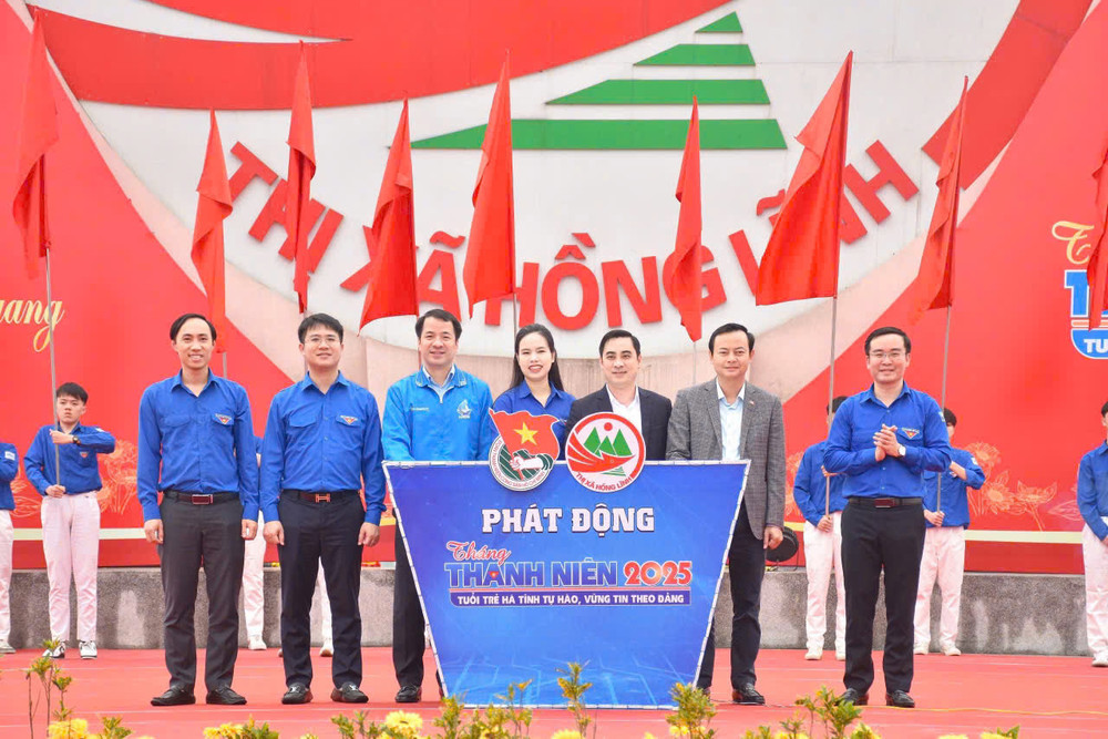 Các đồng chí đại diện lãnh đạo Trung ương Đoàn và tỉnh Hà Tĩnh thực hiện nghi lễ phát động Tháng Thanh niên năm 2025.